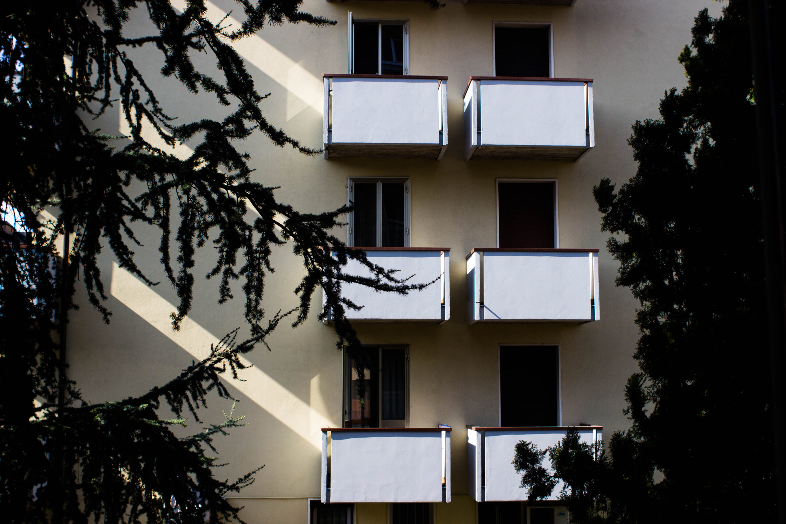 fotografia: balconi di un condominio con tapparelle abbassate