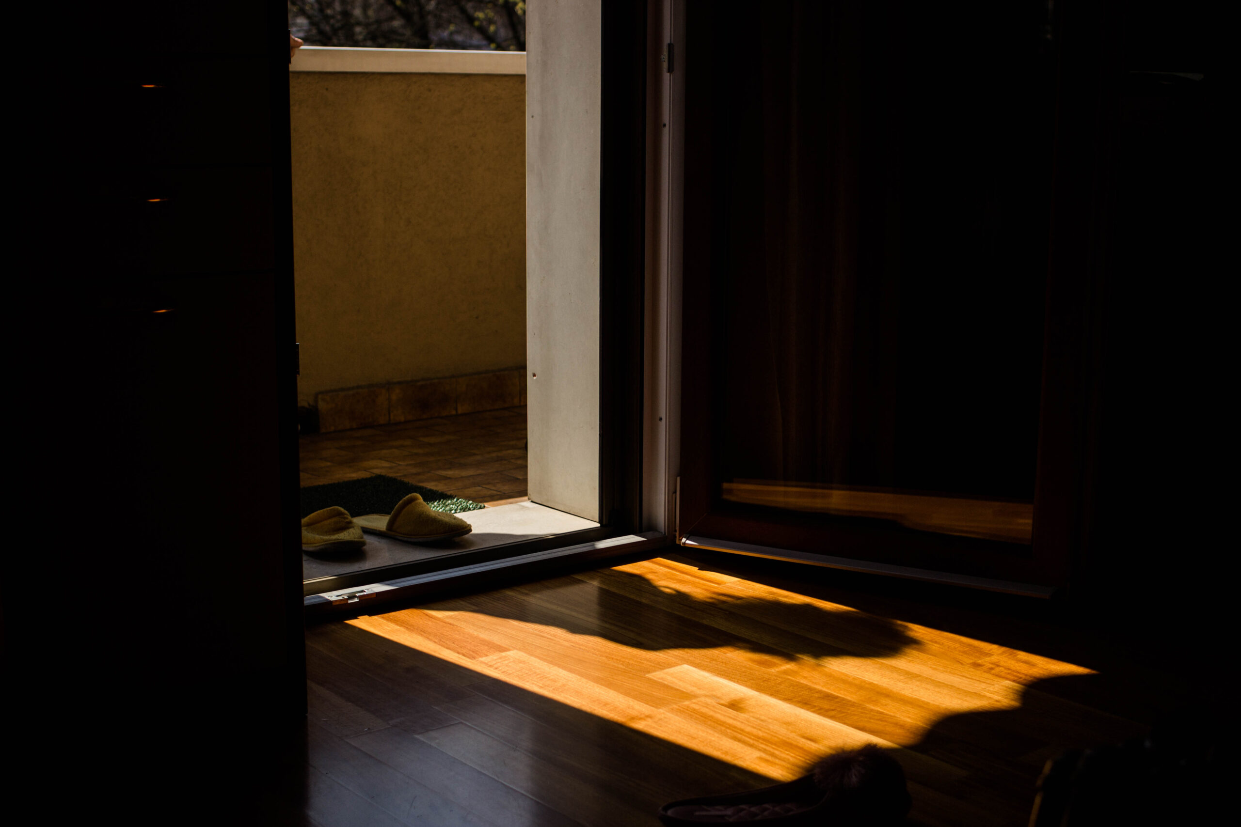 fotografia: una finestra aperta con ombra di una donna