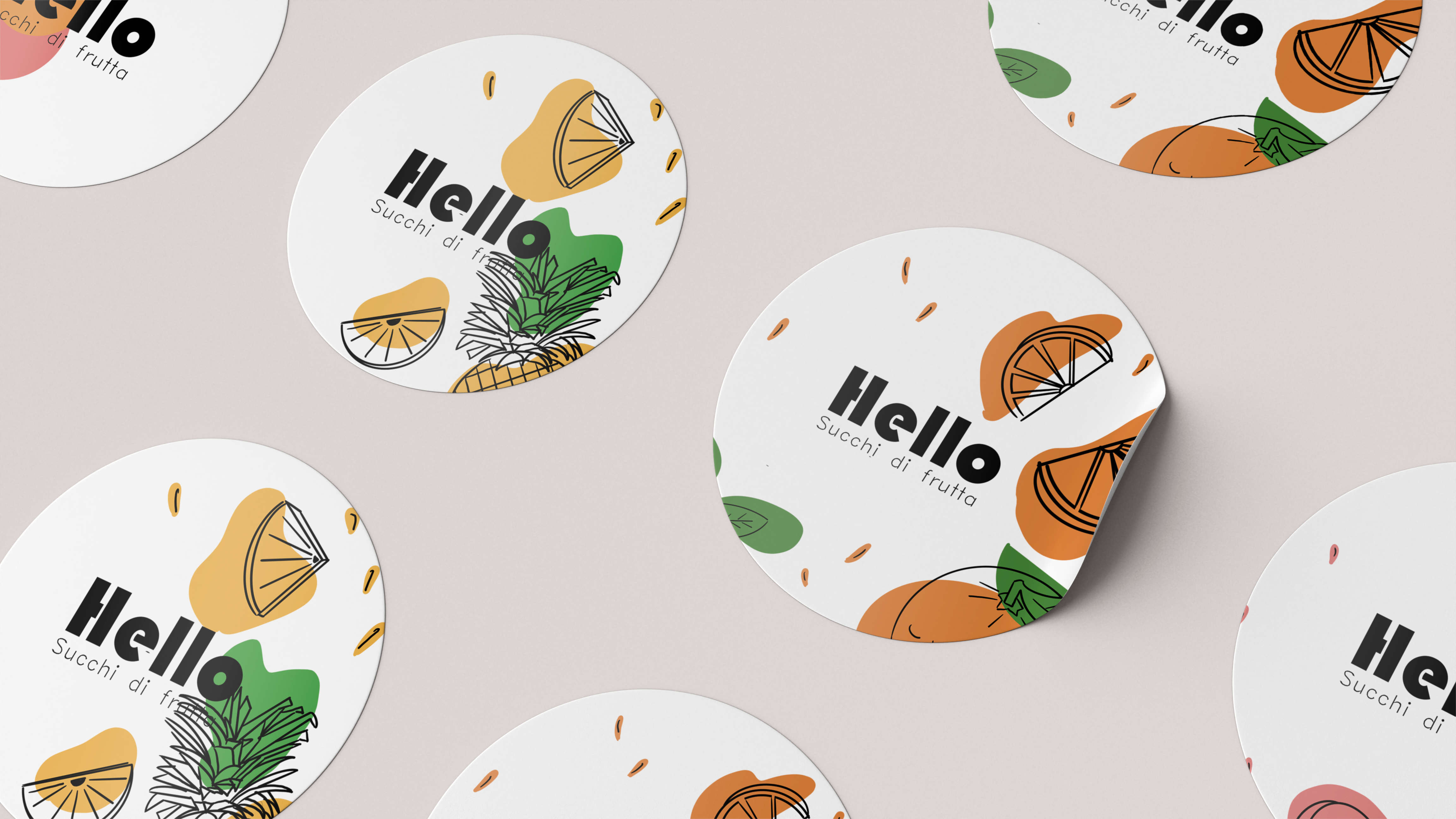 mockup adesivi con logo dei succhi di frutta Hello su sfondo grigio