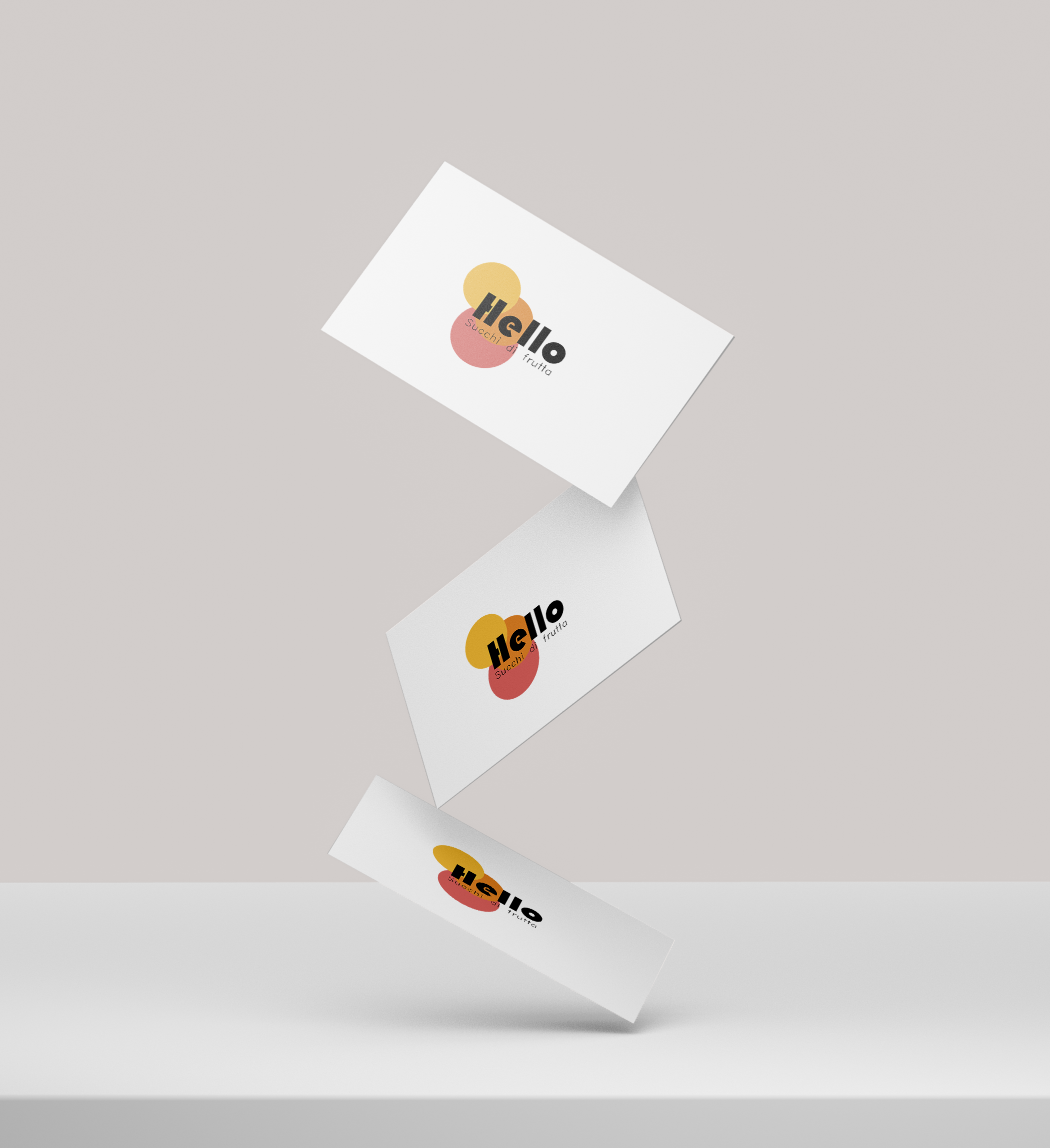 mockup 3 biglietti da visita con logo dei succhi di frutta Hello su sfondo grigio
